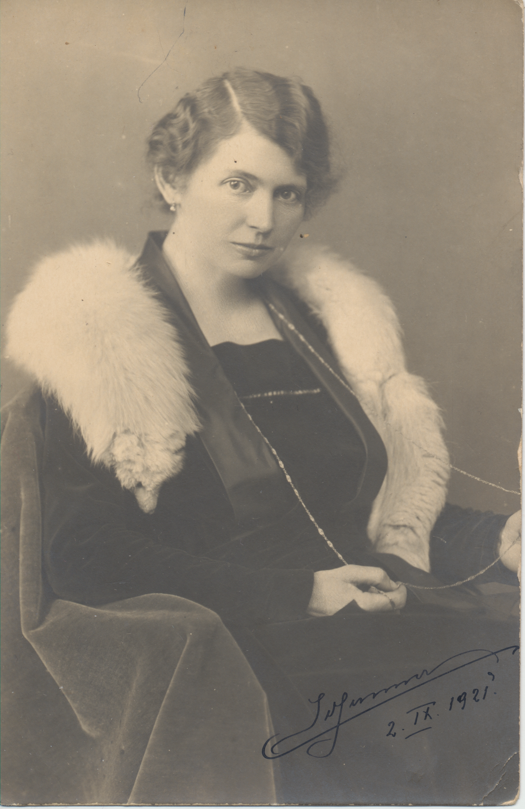 Fotopostkarte Portrait "Johanna Adam mit Pelzstola", 1921